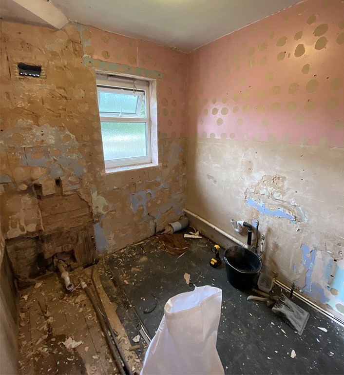 Avant rénovation salle de bain — démolition en cours