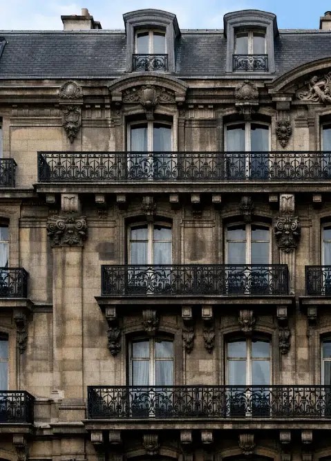 Avant ravalement — immeuble avec échafaudage